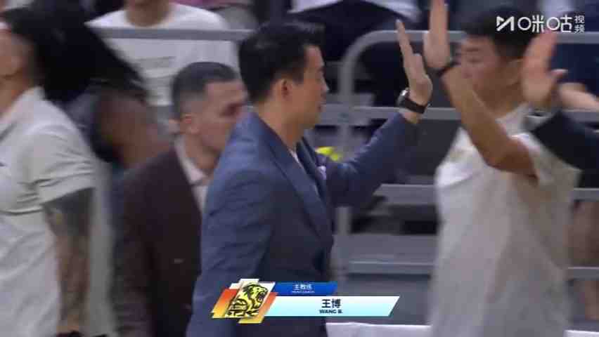 巩晓彬:广东主帅可先让年轻队员上场冲一冲 外教的用人值得商榷